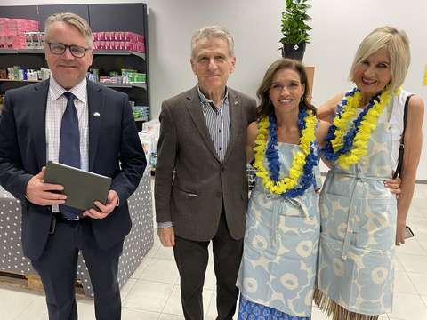 Kansanedustaja Peter Östman, Ukrainalaisten yhdistys Suomessa puheenjohtaja Vassili Goutsal sekä avustuspisteen vapaaehtoiset pystyynlaittajat Ira Hammermann ja Ritva-Liisa Luomaranta.