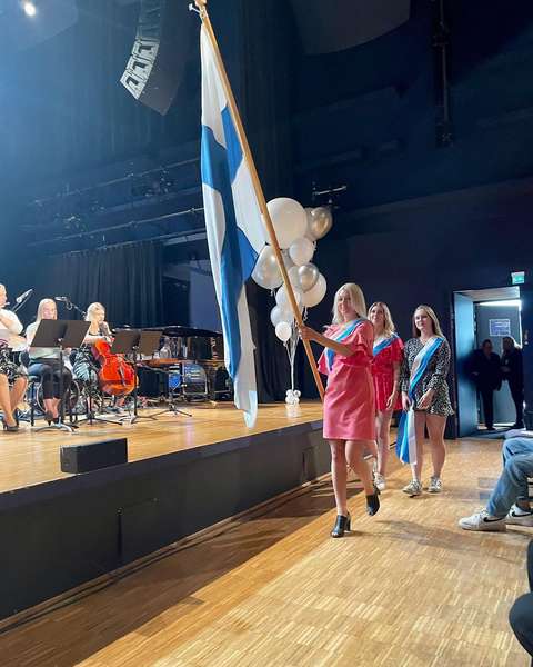 Airueet saapuvat Suomen lippua kantaen saliin. 