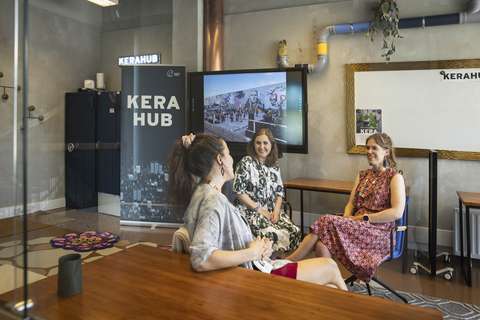 Kolme naista keskustelee Kera Hub -työtilassa.