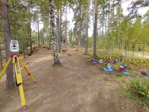 Karhsuon kaivausalue koulun ulkoilupihalla. 