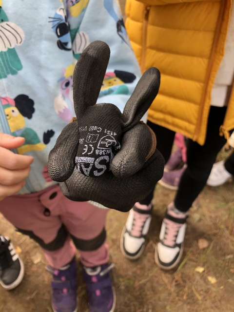 Karhusuon koulun oppilas teki kaivausten mustasta työhanskasta pupun. 