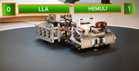 Kaksi robottiautoa kisaavat turnauksessa.