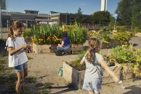 Twå barn leker på stadsodling i Kera.