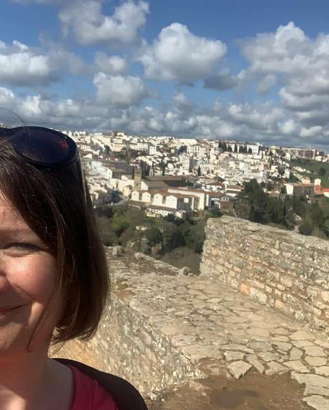 Annele Espanjassa kaupunki taustalla aurinkoisena päivänä.