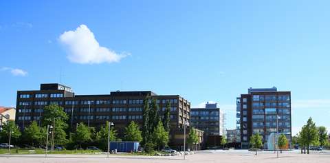 Esbos gamla stadshus finns i vänstra kanten av bilden. Det finns ett flervåningshus i högra kanten.