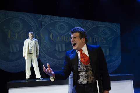 Timo Torikka esittämässä kohtausta Lehman brothers -näytelmästä.