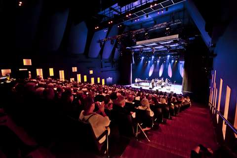 Sellosali kuvattuna konserttitilanteessa katsomon yläosasta alas lavalle päin.