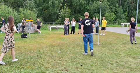 oppilaita koulun nurmella heittokisassa