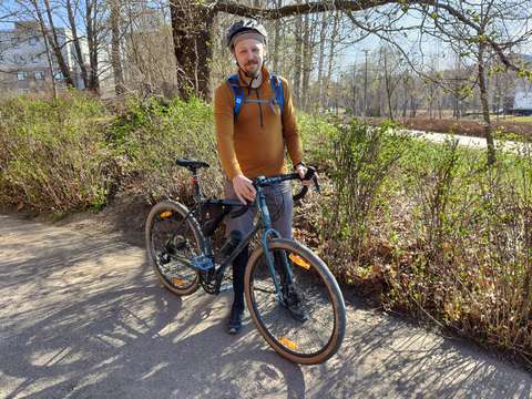 Pastori Heikki Lehti pyörän kanssa