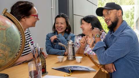 Lukiokoulutuksen kulttuuriohjaajat pöydän ympärillä.