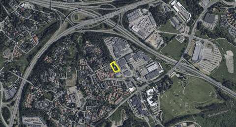 Ilmakuvaan on merkitty leikkipaikan sijainti keltaisella viivalla.