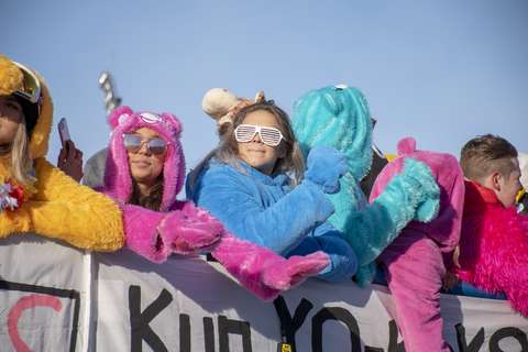 Nuoria pukeutuneina hassuihin asuihin lukion penkinpainajaisissa.