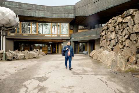 En man går utanför Dipoli.