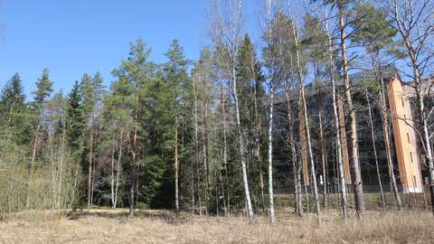Kapeahkon puurivin takana näkyy vastavalmistuneita kerrostaloja.