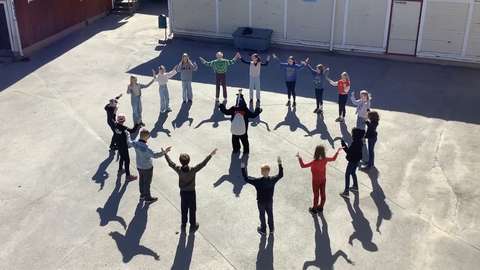 Kungsgårdsskolanin lapset piirissä tänssivat Skunken-maskotin ympärillä. 