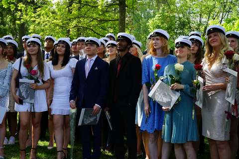 ylioppilaat poseeraavat 