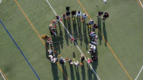 Ylhäältäpäin kuvattuna rasti, jossa opiskelijat seisoivat ympyrässä. 