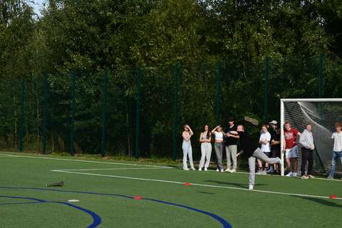 Saappaanheitto rastilla lensi saapas komeasti ilmassa. 