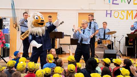 Poliisisoittokunnan soittajat ja Poliisileijona lavalla.