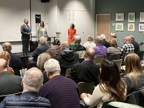 Jukka Mäkelä pitämässä puhetta kaupunginosayhdistysten jäsenille.