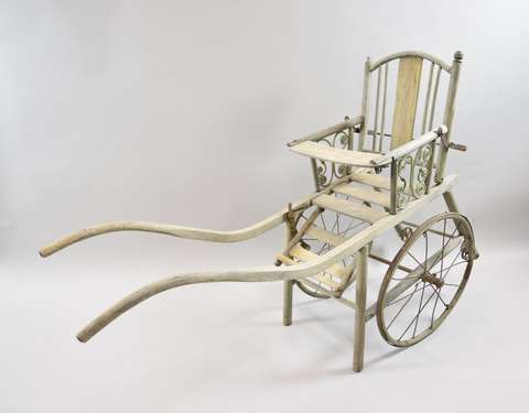 Lasten vanhat puiset kärryt.