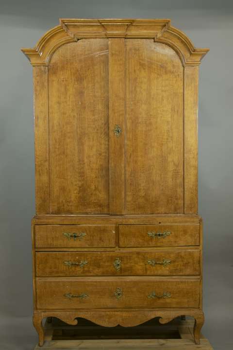 Vanha rokokoo kaappi.