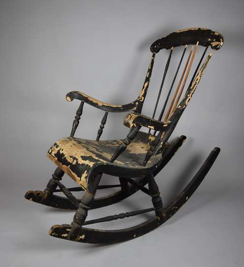 KAMUn kokoelmista poistettu vanha keinutuoli.