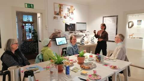 Kampparit volontärer vid bordet på Glims.