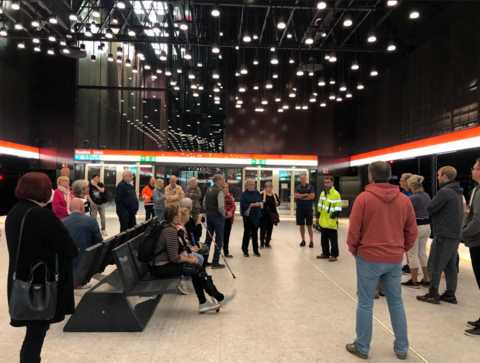 Ihmisiä Soukan metroaseman asemalaiturilla.