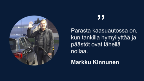Kaasuautoa tankkaava mies Markku Kinnunen heiluttaa kättä. Sitaattina Parasta kaasuautossa on, kun tankilla hymyilyttää ja päästöt ovat lähellä nollaa.
