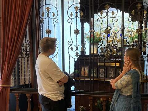 opiskelijat katsovat Krishna-temppeliä