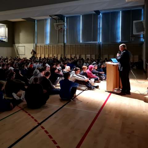 Opiskelijat liikuntasalissa