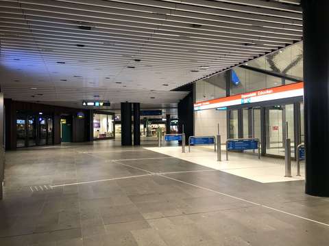 Esbovikens stations västra ingång och bussterminal.