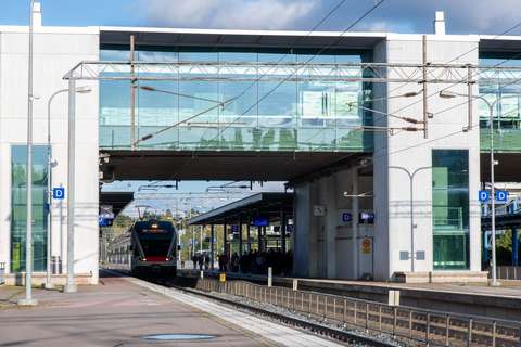 Tåget anländer till Esbo centrum.