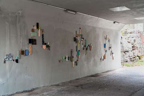 Näkymä alikulkutunneliin, jonka seinää koristaa värikäs, abstrakti taideteos.