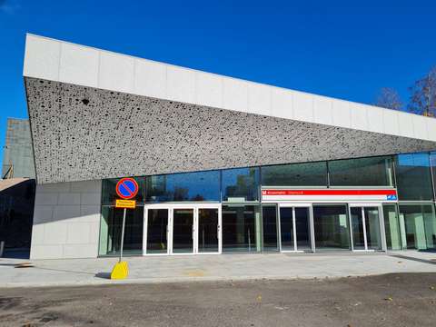 Ingången till Kivenlahtis metrostation från utsidan.