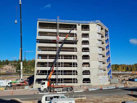 En parkeringsbyggnad med åtta våningar under uppförande.