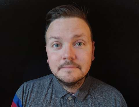 Opettaja Lauri Hellsten kuvattuna edestä. Kasvokuva.