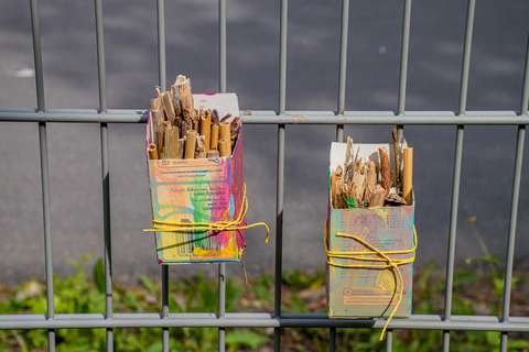 Lasten kierrätysmateriaaleista tekemät ötökkähotellit. Kuva ötökkähotelleista otettiin ennen niiden oikeaoppista kiinnittämistä. Näin lasten askartelu näkyi paremmin.