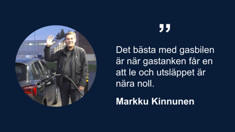 Leende man Markku Kinnunen tankar gasbilen och viftar med handen. Citat Det bästa med gasbilen är när gastanken får en att le och utsläppet är nära noll.