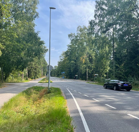 Katu, suojatie ja auto.