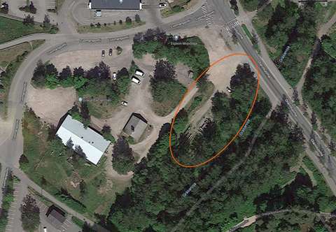 Kuvaan on merkitty matonpesupaikka punaisella viivalla.