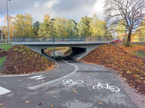 Jalankulku- ja pyörätie kulkee Merituulentien alitse.