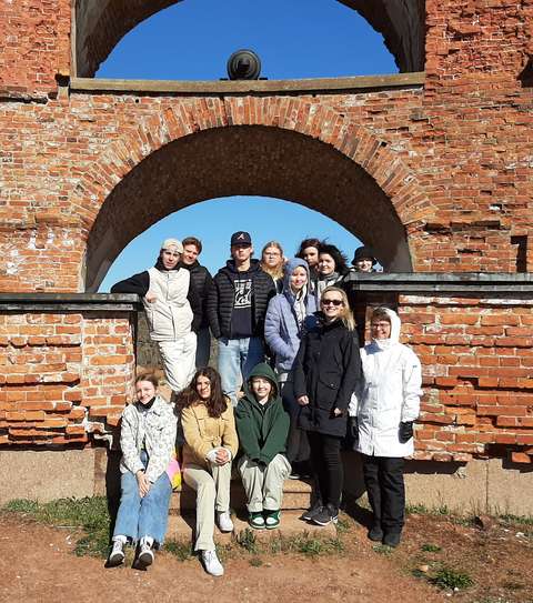 opiskelijat seisovat muurin edessä Ahvenanmaalla