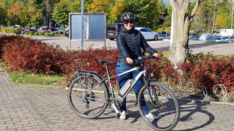 En kvinna på en elcykel. 