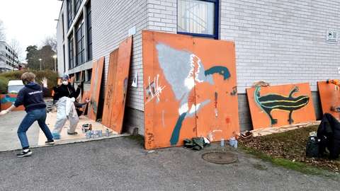 opiskelijoiden taideteoksia koulun pihalla