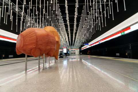 Kivenlahden metroaseman asemalaituri. Kuvassa näkyy taideteos Kulkijat, joka koostuu kahdesta hahmosta.