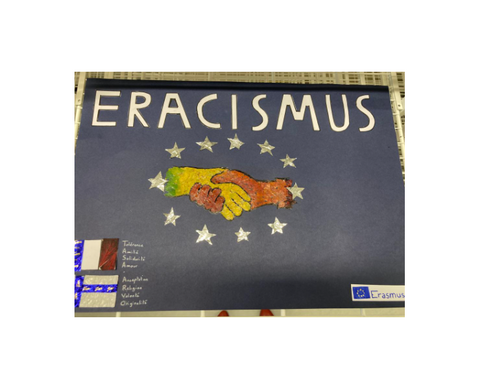 Kuvassa on Eracismus-projektin logo, jossa kaksi eriväristä kättä kättelee EU:n tähtien alla ja keskellä.