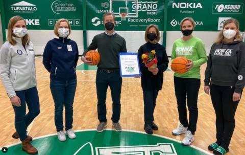 Ihmisiä rivissä esittelemässä palkintoa