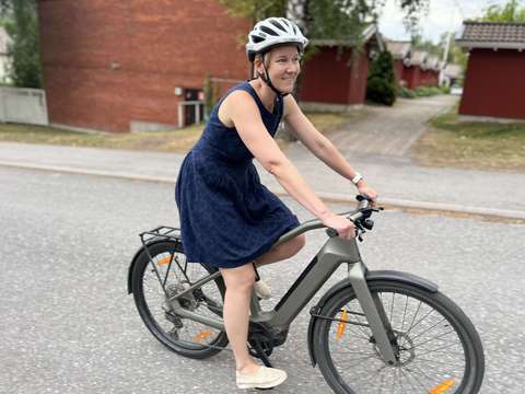 En kvinna cyklar med elcykel.